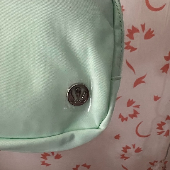 BRAND NEW WITH TAGS! LULULEMON ATHLETICA everywhere belt bag - mint moment - Picture 4 of 5